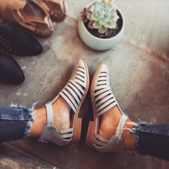 Shoes - 🚨LAST PAIR//The Norah// light grey caged bootie